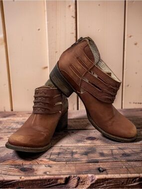 Freebird Slay Chestnut Brown Distressed Leather Low Heel Ankle Boots Size 8